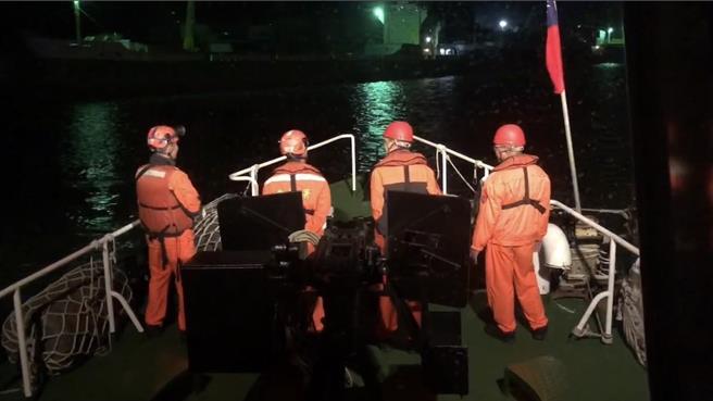 海巡署第十二巡防区指挥部昨晚展开「岸、海联合勤务扩大威力扫荡」，强化金门周围海域及海岸执法能量。(图／海巡署提供)