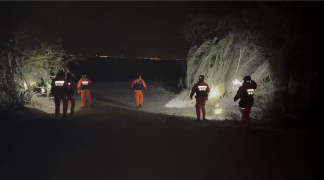 海巡署「岸、海联合勤务扩大威力扫荡」全面巡查金门岸际废弃空屋、防风林等易走私、偷渡地点，稳定选举期间及春节前夕治安工作。(图／海巡署提供)