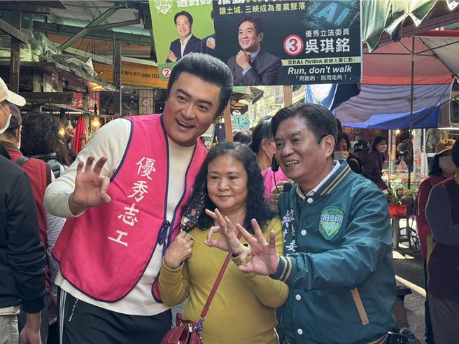 2024年1月2日新北市／新北十选区立委候选人吴琪铭（右）携手本土剧天王李㼈(左)于土城市场扫街拜票。（吴琪铭办公室提供／刘玮晴摄）