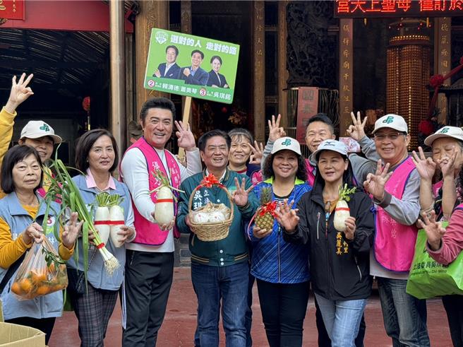 2024年1月2日新北市／吴琪铭邀请本土剧天王李㼈前来站台，许多摊商送来代表吉意的椪柑、菜头及粽子表达支持。（吴琪铭办公室提供／刘玮晴摄）