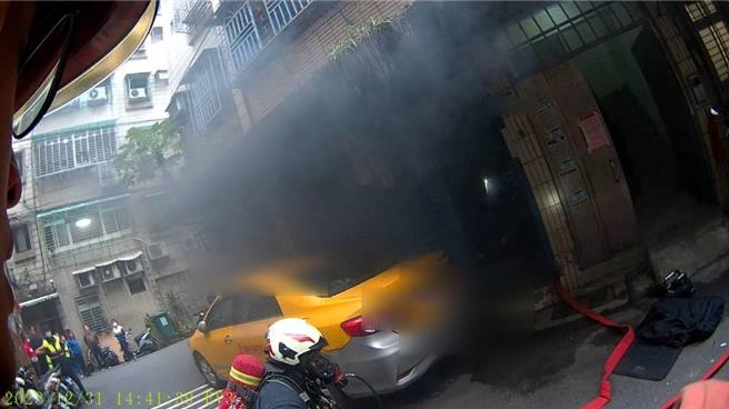 2024年1月2日新北市／新北市消防局於2023年12月31日下午14點許接獲報案，表示土城區某公寓一樓住宅冒出大量黑煙。（新北市消防局第五大隊提供／劉瑋晴攝）