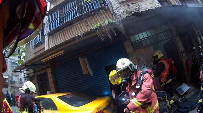 2024年1月2日新北市／消防人員以最快速度找到該名男子及其飼養的小狗，立即使用共生面罩將男子及毛小孩救出，與疏散直上2樓住戶2名。（新北市消防局第五大隊提供／劉瑋晴攝）