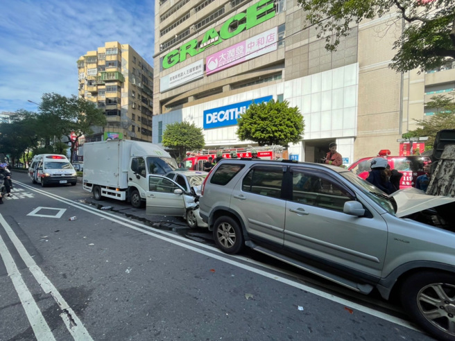 边开边吃便当筷子却掉了，司机低头捡酿5车连环撞。（翻摄画面）