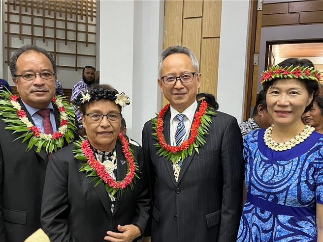 夏季昌（右二）夫婦向馬國新任海妮總統（左二）伉儷祝賀。(外交部提供)