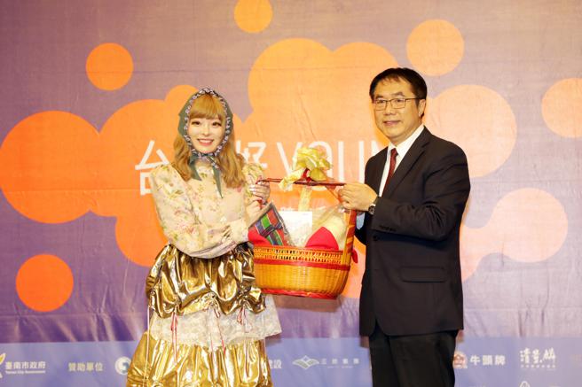 台南市長黃偉哲送給卡莉怪妞新婚禮(圖片來源：台南市政府提供)