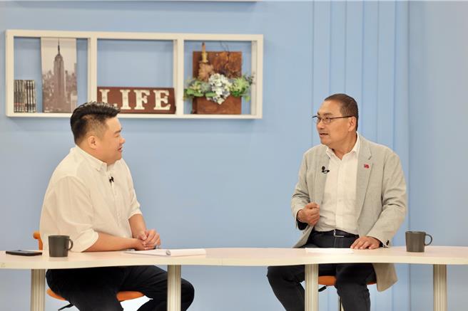 国民党总统候选人侯友宜（右）接受主持人吕捷（左）专访。（侯办提供）
