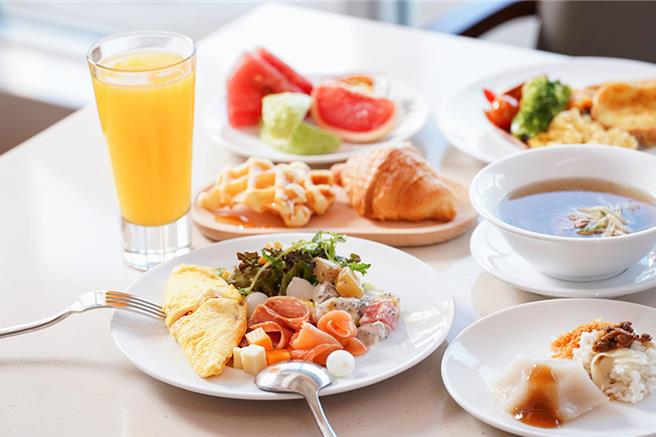 和逸台南西門館早餐提供牛肉湯、米糕等道地台南特色小吃。（國泰飯店觀光事業提供）