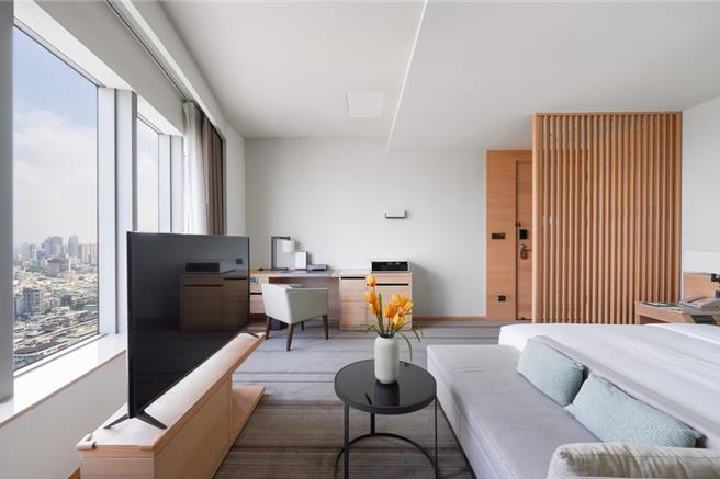 和逸飯店高雄中山館「好運龍總來」住房專案，連住2晚以上享好禮雙重送，每晚3088元起。（國泰飯店觀光事業提供）