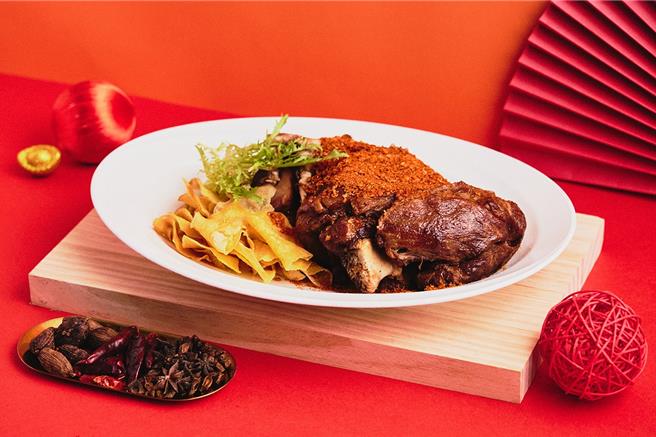 「蒜香猪脚」严选肉质紧实不油腻的猪前蹄，搭配有台湾味的炸蒜片，售价1880元。（图／台北新板希尔顿酒店）