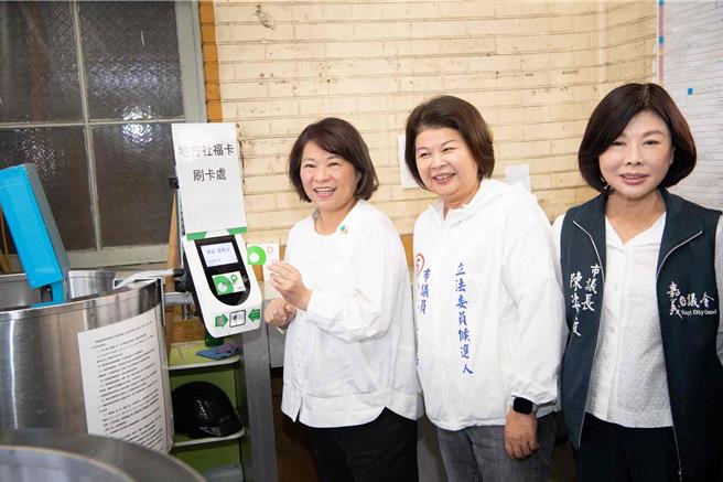 嘉义市长黄敏惠除宣布TPASS上路，也抢先体验便捷的TPASS购票流程。（嘉义市政府提供∕吕妍庭嘉义传真）