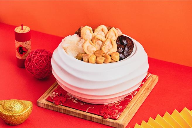 「鲍鱼干贝花胶佛跳墙」用料丰盛，吃得到花胶、干贝、鲍鱼、猪蹄筋、极品鲍鱼等珍馐食材，单品原价3280元。（图／台北新板希尔顿酒店）