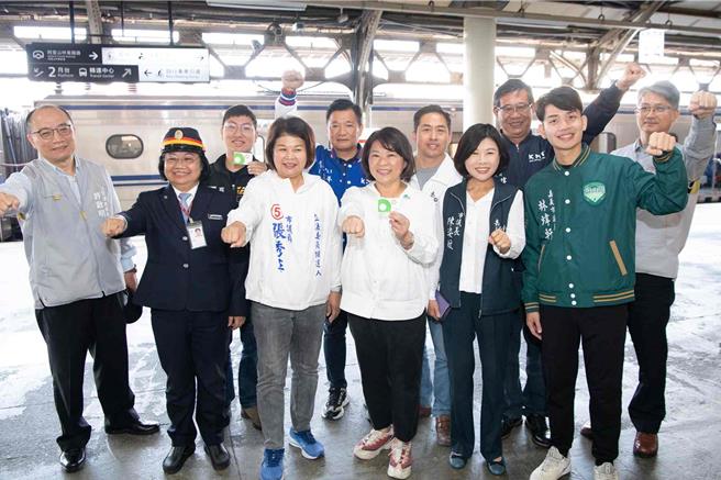 服务范围扩及云嘉嘉南的「嘉义TPASS」跨城际通勤月票，今2日正式上路启用，嘉义市政府在嘉义火车站举办快闪活动。（嘉义市政府提供∕吕妍庭嘉义传真）