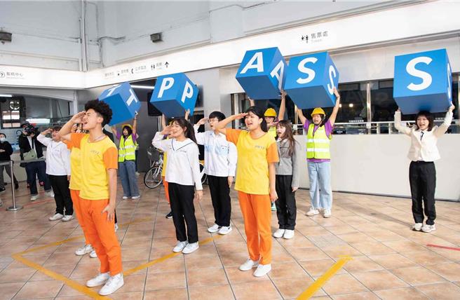 东吴高职学生化身百工百业，舞出迎来嘉义TPASS启用的喜悦。（嘉义市政府提供∕吕妍庭嘉义传真）