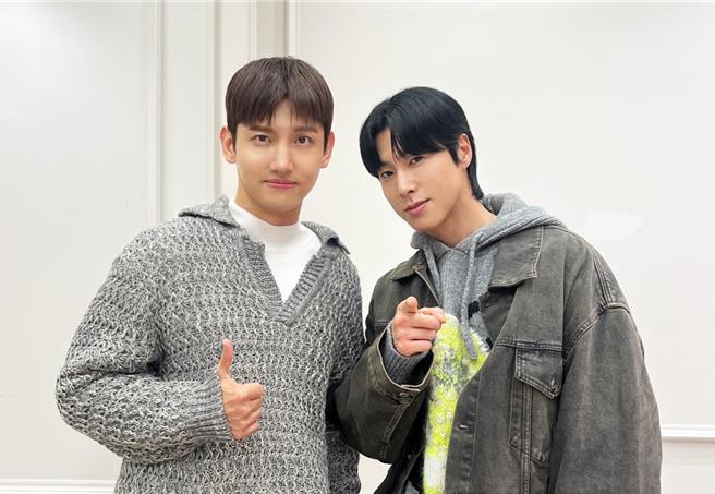 东方神起成员昌珉（左）、允浩接受台湾媒体越洋访问。（SM Entertainment提供）