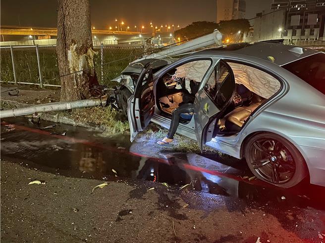 高雄市鳳山區在元旦深夜發生一起交通事故，一輛黑色休旅車左轉時疑似未注意直行車輛，撞上直行的白色BMW，導致BMW車輛失控撞倒路燈再撞路樹，車頭全毀，所幸雙方駕駛、乘客均輕傷無大礙。（警方提供／任義宇高雄傳真）