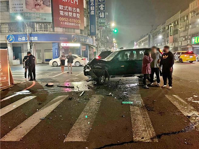黑色休旅車疑似再左轉過程，未注意直行車輛，導致車禍發生。（警方提供／任義宇高雄傳真）