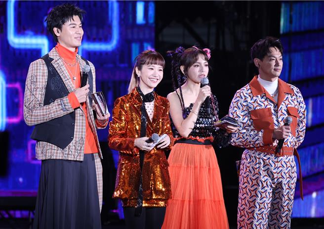 风田（左起）、Lulu、朵拉、威廉搭檔主持台北跨年。（陈俊吉摄）