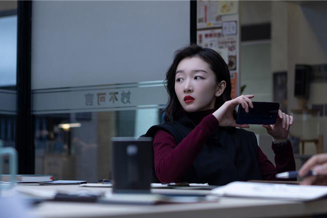 周冬雨在新片《熱搜》飾演自媒體主編陳妙。（iQIYI國際版提供）