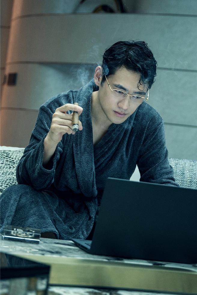 袁弘飾演一惡到底、衣冠禽獸的反派。（iQIYI國際版提供）