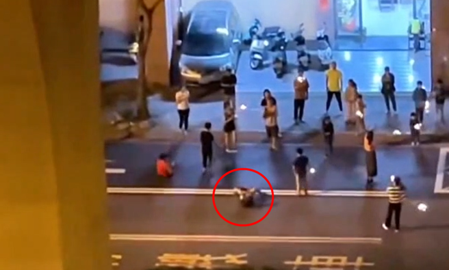 跨年夜有约20民眾在大马路上玩仙女棒，甚至还有人躺大马路「仰卧起坐」。（图／翻摄自社会事新闻影音）