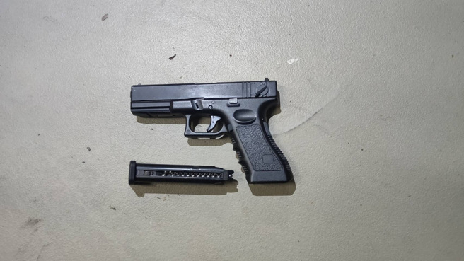 警方從車內起扣涉案短槍兩把、長槍一把，初步鑑識未具殺傷力。（圖 / 劉詠韻翻攝）