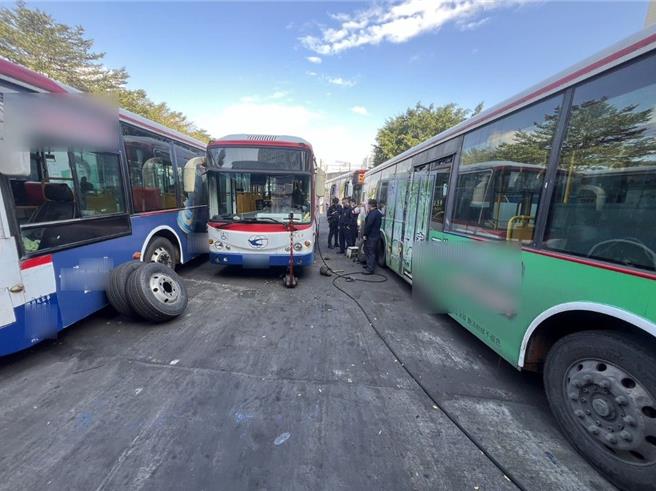 林姓公车维修技师2日下午，在新北市汐止区乡长路一段修缮公车左前轮时，因气压避震器不慎爆裂，导致林男及卓姓公车司机受伤送医。（汐止警分局提供）