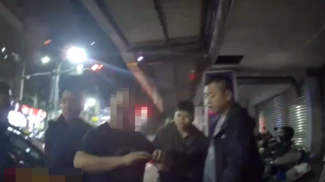 何男搭乘計程車返回現場，埋伏於現場的便衣刑警伺機行動，當場將其逮捕。（圖 / 劉詠韻翻攝）