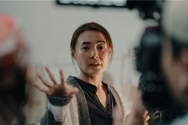 曾佩瑜在片中饰演刚生产完回家坐月子的劳苦妈妈。（雄影提供）