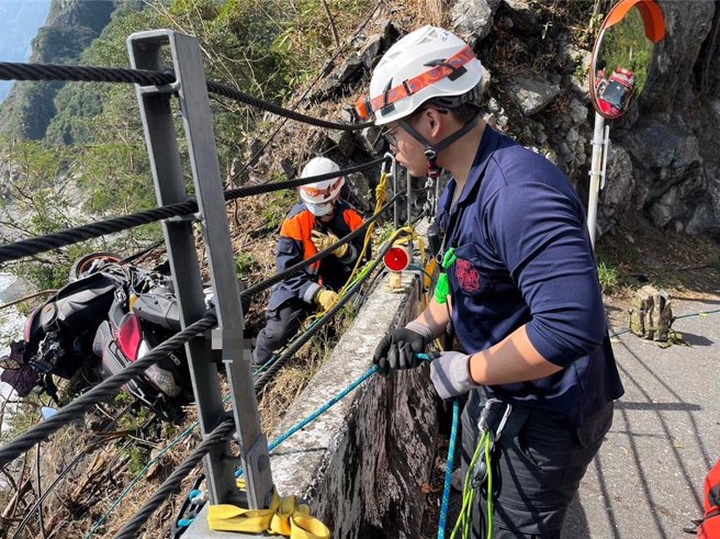 劉男墜落約60公尺懸崖，搜救人員吊掛。（花蓮消防局提供）