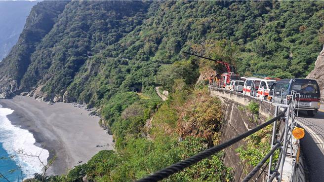 劉男墜落約60公尺懸崖，搜救人員吊掛。（花蓮消防局提供）