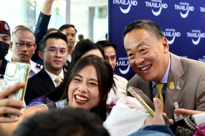 泰国总理赛塔（Srettha Thavisin）2日宣布，自3月1日起，与中国互相给予永久免签待遇，形容双方互惠免签将会「升级两国关系」。图为赛塔2023年9月在曼谷国际机场与第一批免签中国游客合影。（图／路透社）