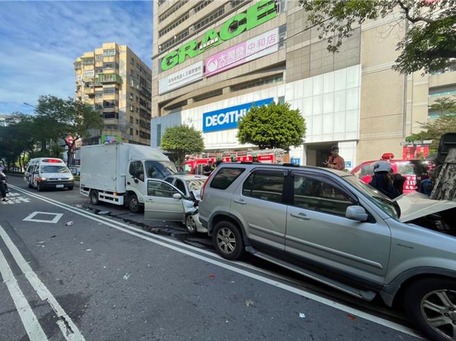 洪姓货车司机2日上午边开车边吃便当，行经新北市中和区中山路二段，因弯腰捡拾落地的竹筷，未注意前方路况，直接衝撞正在停等红灯的4部汽车。（中和警分局提供）