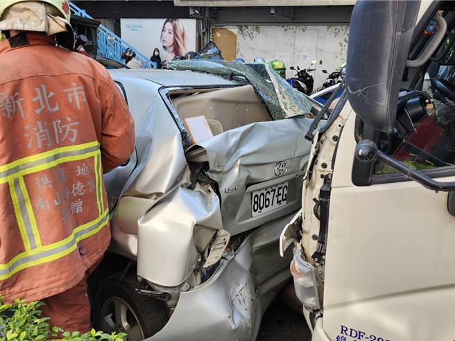 货车从后挤压，首先遭撞的轿车被「前后夹击」，板金严重凹损变形。（中和警分局提供）