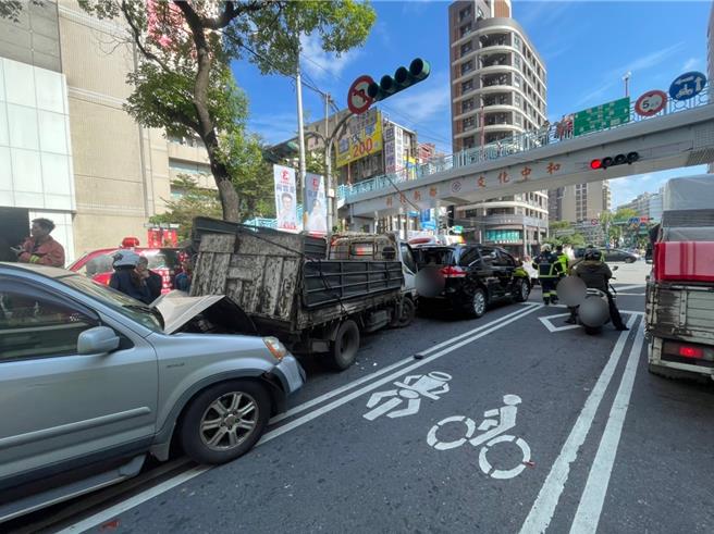 事故造成4人受到轻伤，分别被送往医院治疗，所幸都没有生命危险。（中和警分局提供）