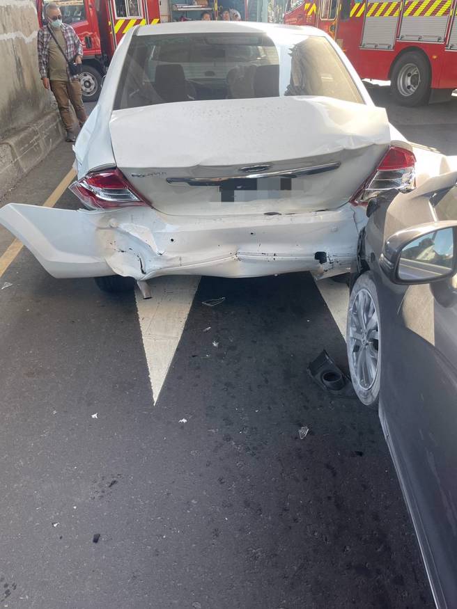 新北市三重區福德南路與福和街交叉口，4輛小客車不明原因追撞。（翻攝畫面）