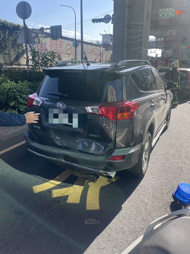 新北市三重區福德南路與福和街交叉口，4輛小客車不明原因追撞。（翻攝畫面）