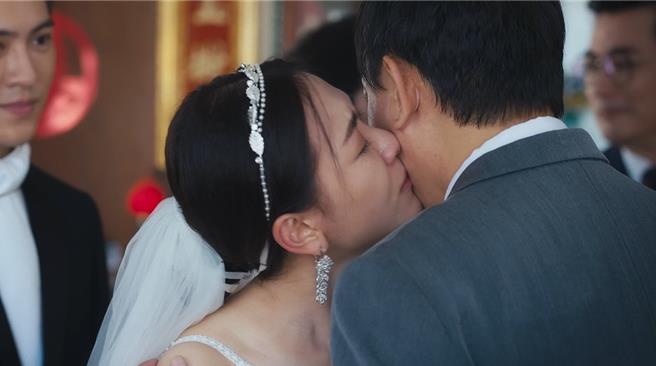 林玟谊剧中出嫁不舍「阿叔」王识贤。（华视提供）