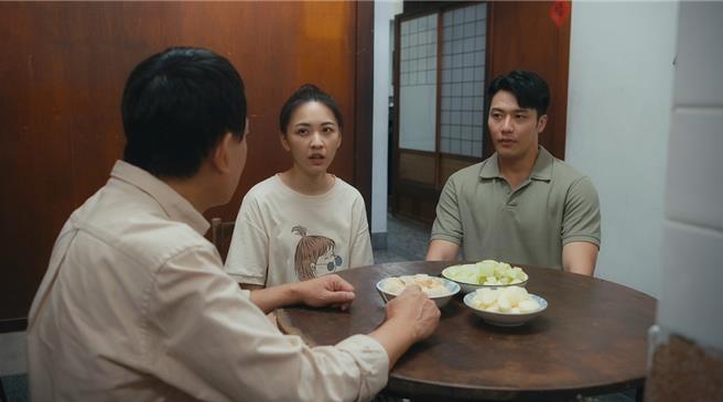 张睿家、林玟谊剧中跟王识贤讨论改身分证父亲栏。（华视提供）