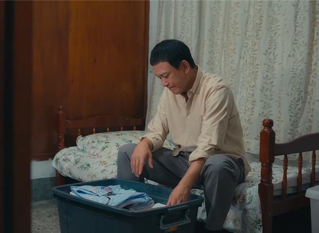 王识贤剧中看着兄妹的制服回忆过往。（华视提供）