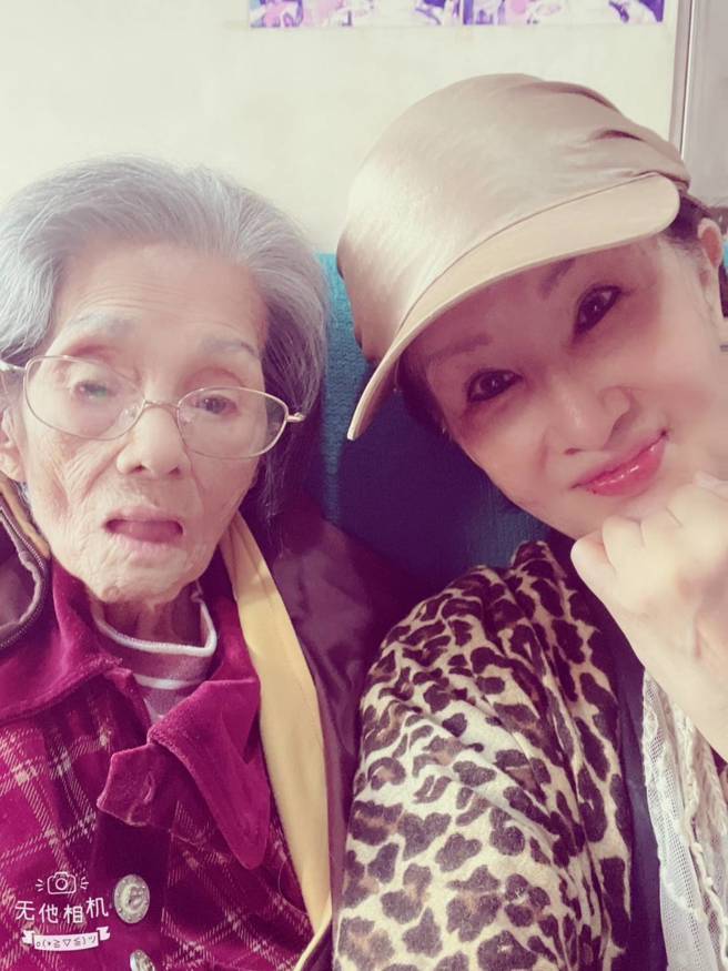 恬娃(圖右)和高齡95歲媽媽感情相當不錯。(恬娃提供)
