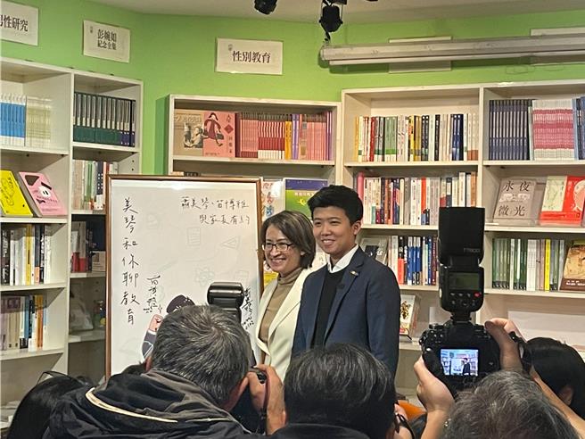 民进党副总统候选人萧美琴（左）、立委范云和台北市六选区（大安）候选人苗博雅（右）等人，与大安区多所学校家长会干部、教育团体代表，交流教育政见。（刘彦宜摄）