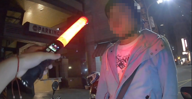 高雄市1名39歲鍾姓男子，跨年夜酒駕遭警方攔查。（翻攝畫面）