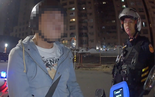 高雄市1名39歲鍾姓男子，跨年夜酒駕遭警方攔查。（翻攝畫面）