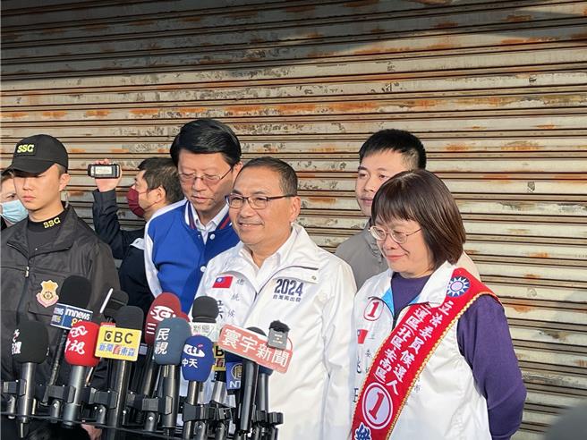 国民党总统候选人侯友宜2日在台南车队扫街拜票前接受媒体联访。（洪荣志摄）