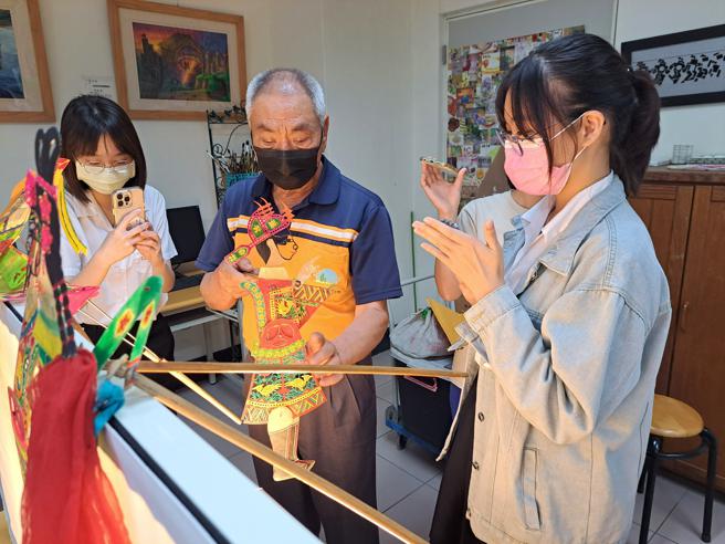 永興樂皮影劇團張新國藝師解說臺灣傳統武生戲偶的結構與操作技巧。（圖片來源：高雄歷史博物館提供）
