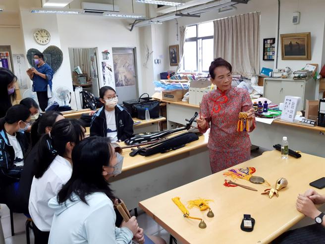 南管保存者陳嬿朱示範響盞樂器演奏方法。（圖片來源：高雄歷史博物館提供）
