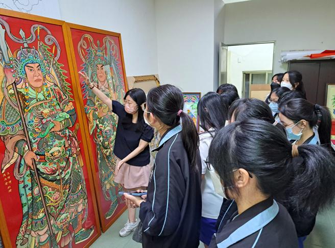 藉參觀傳統彩繪保存者馮進興工作室，認識門神作品及傳統彩繪金漆技巧。（圖片來源：高雄歷史博物館提供）
