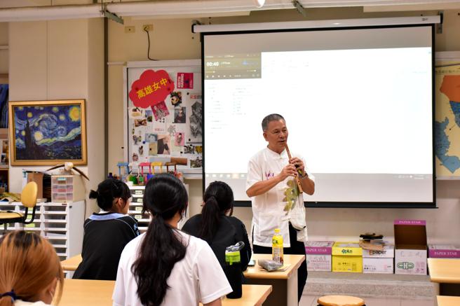 客家八音保存者美濃客家八音團謝宜文藝師示範八音樂器。（圖片來源：高雄歷史博物館提供）
