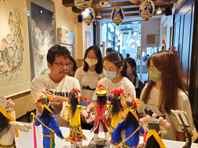 參觀高史博紙墨傳神工藝特展，糊紙保存者陳志良藝師介紹糊紙作品。（圖片來源：高雄歷史博物館提供）