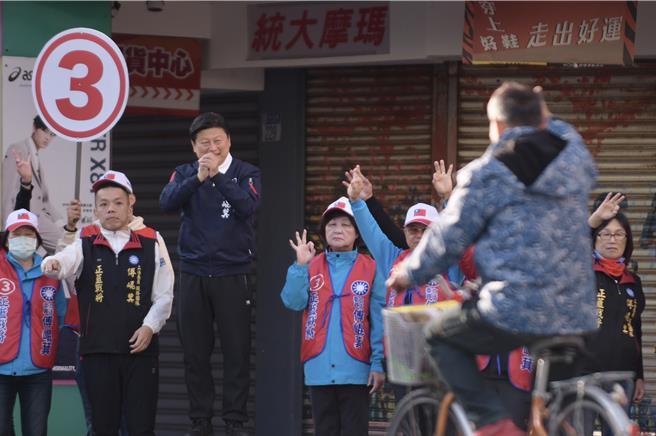 国民党立委候选人傅昆萁今集结志工团与民意代表，在市区路口向民眾请托。（国民党花莲县党部提供）